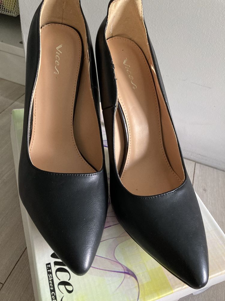 Nowe czarne szpilki