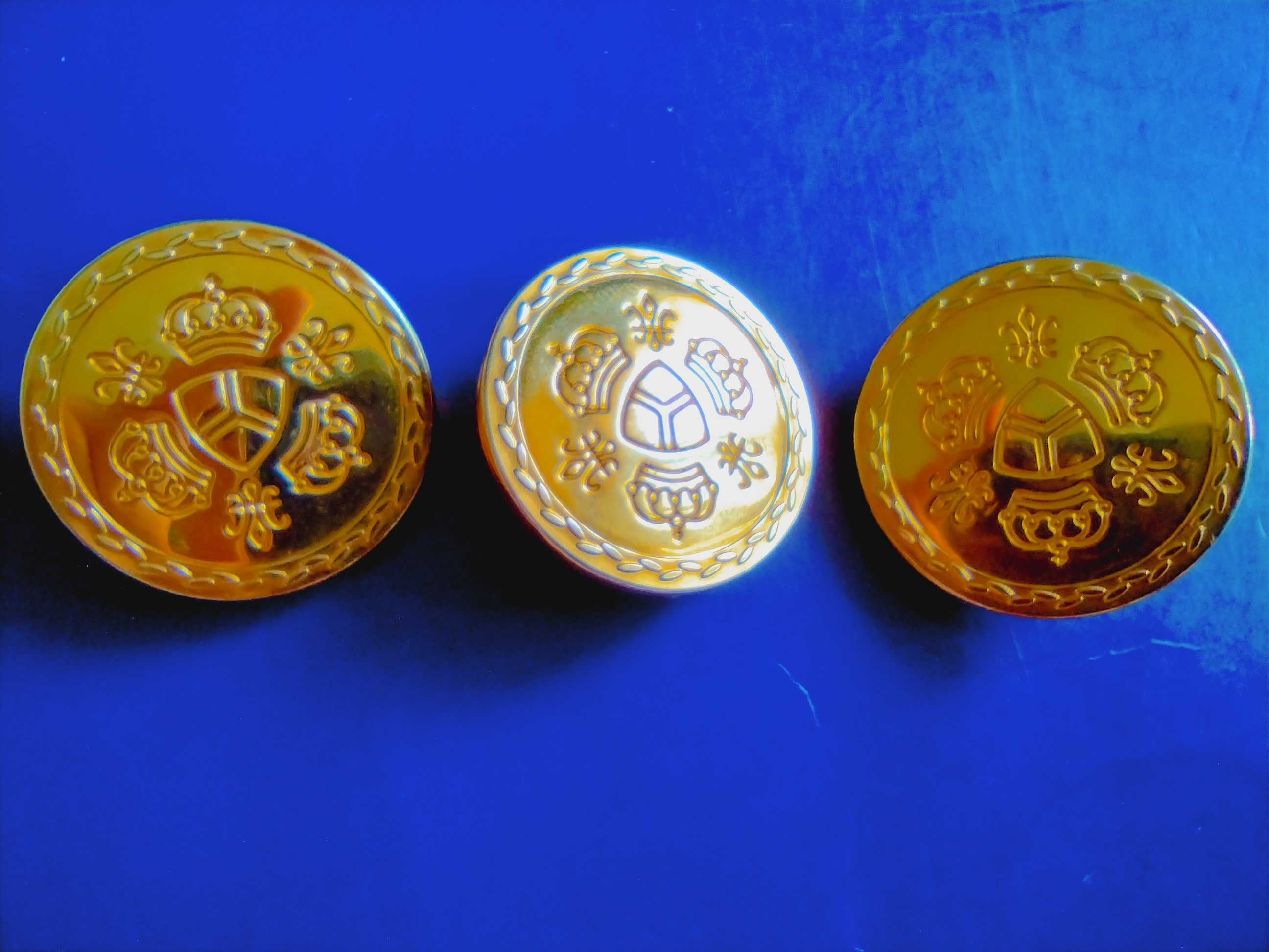 Złote plastikowe guziki płaskie z herbami 3 sztuki