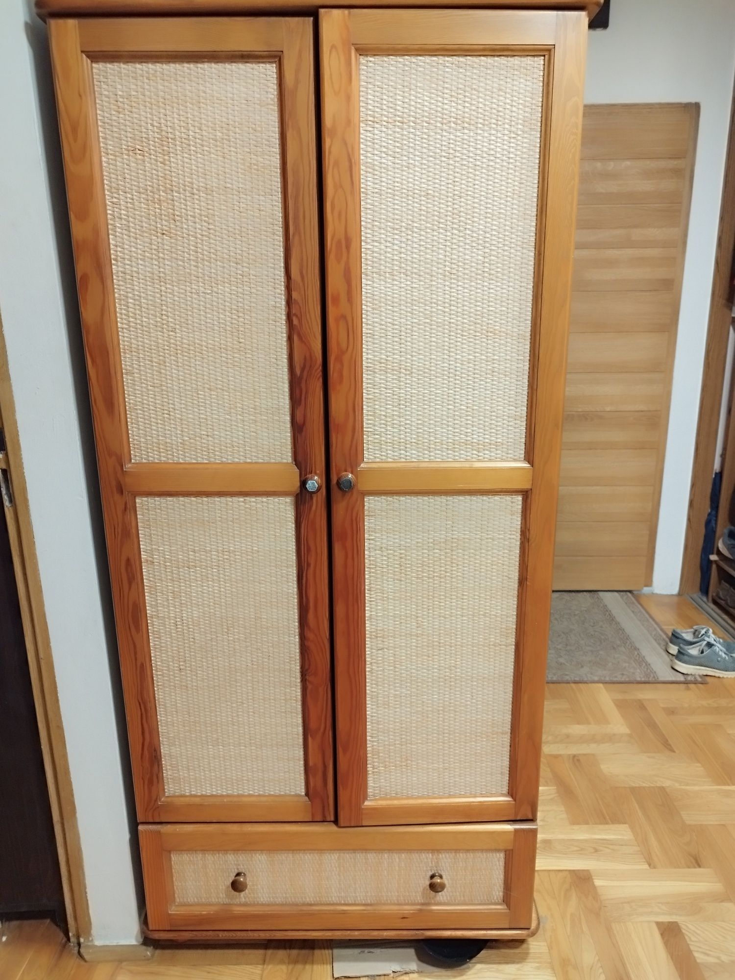 Szafa z drewna litego
