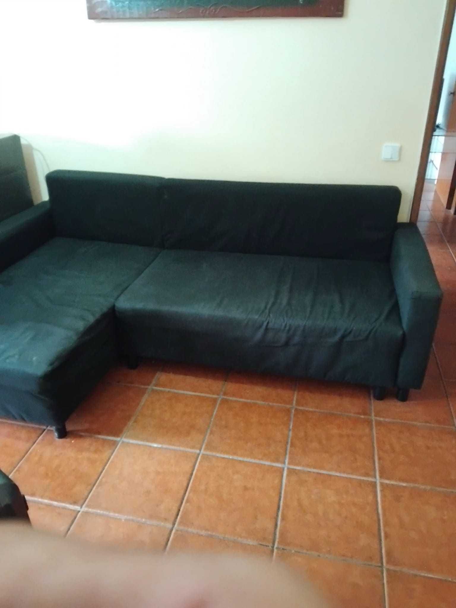 Sofá preto de tecido