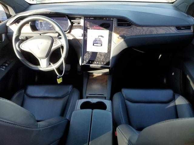 2021 року Tesla Model X