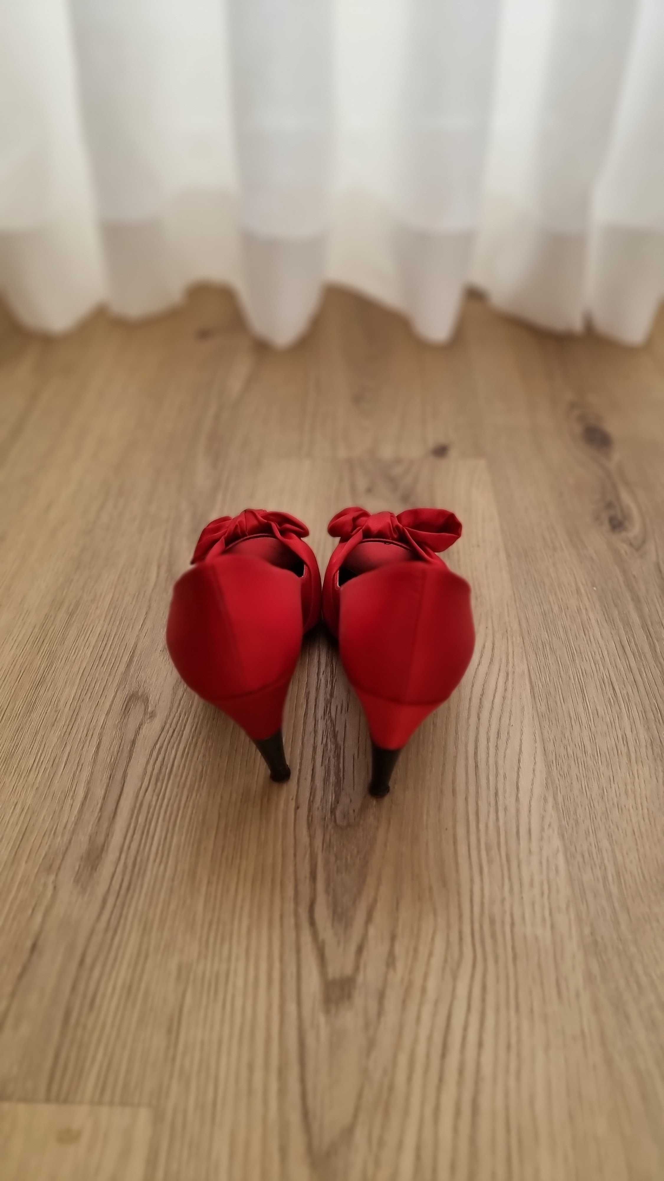 Sapatos de salto alto em tecido Vermelho