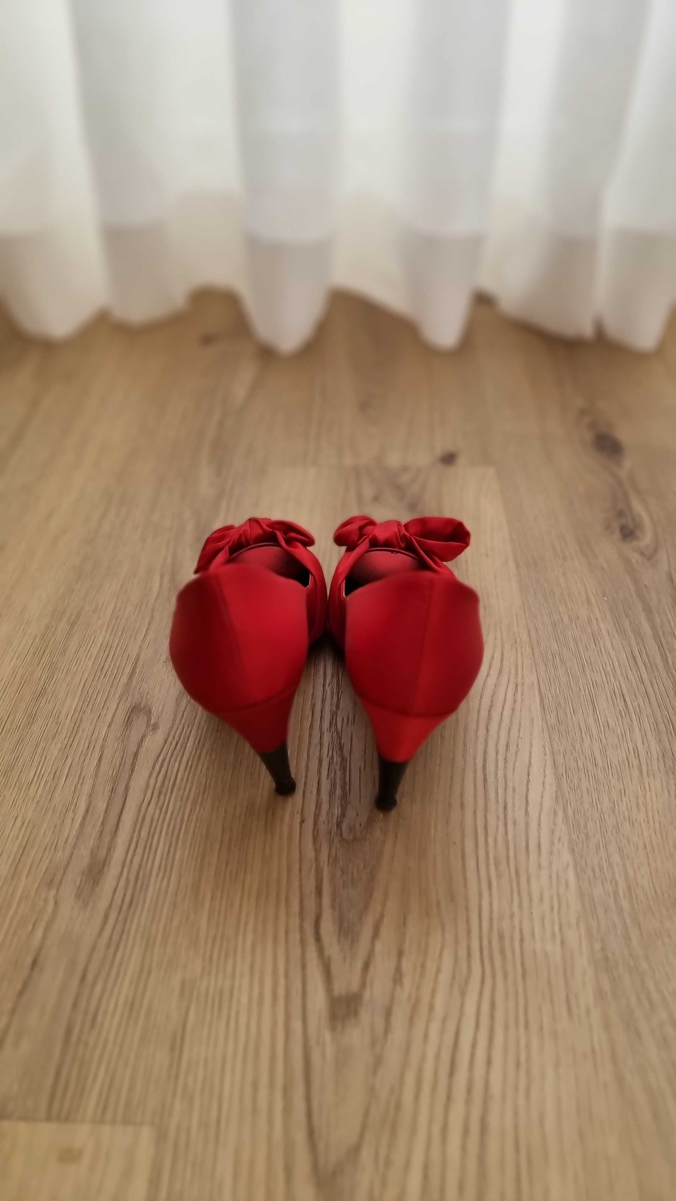 Sapatos de Salto Alto em Cetim Vermelho