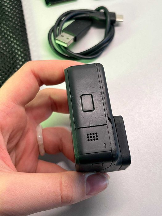 Екшн-камера GoPro Hero 7 Black із зарядною станцією.