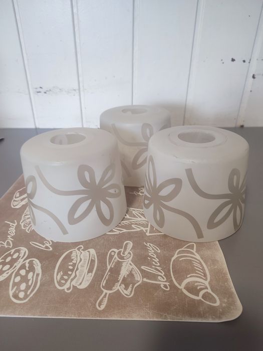 Klosze szklanne białe.