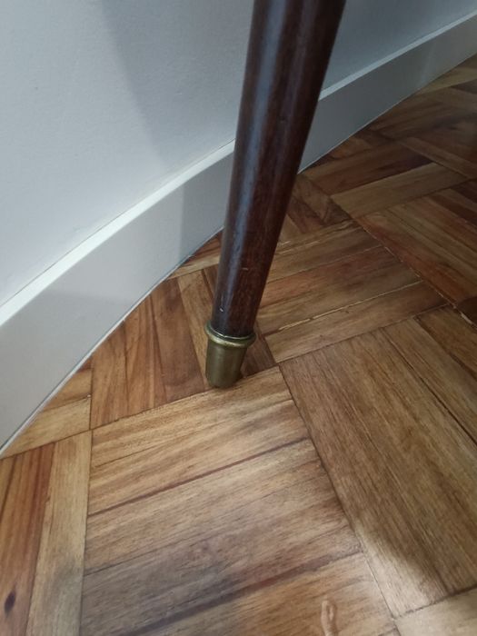 Sofá 3 lugares azul escuro com pés em agulha