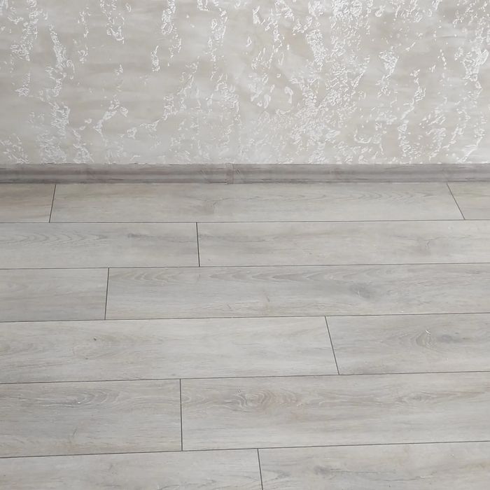 Укладка монтаж ламінату , монтаж плінтуса