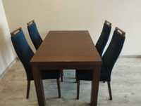 Stół do jadalni lub salonu z krzesłami