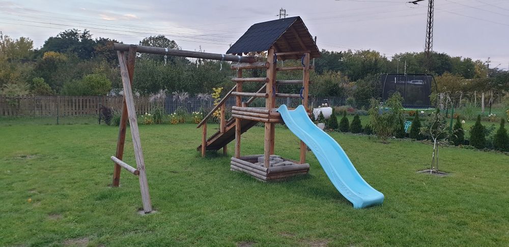 Plac zabaw Zjeżdzalnia piaskownica huśtawka Zabawa