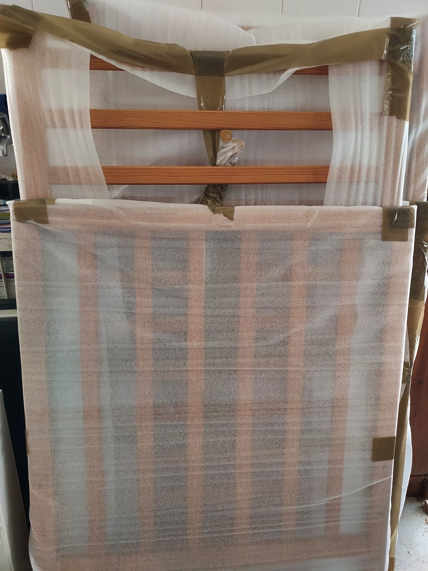 Cama de bebé em madeira
