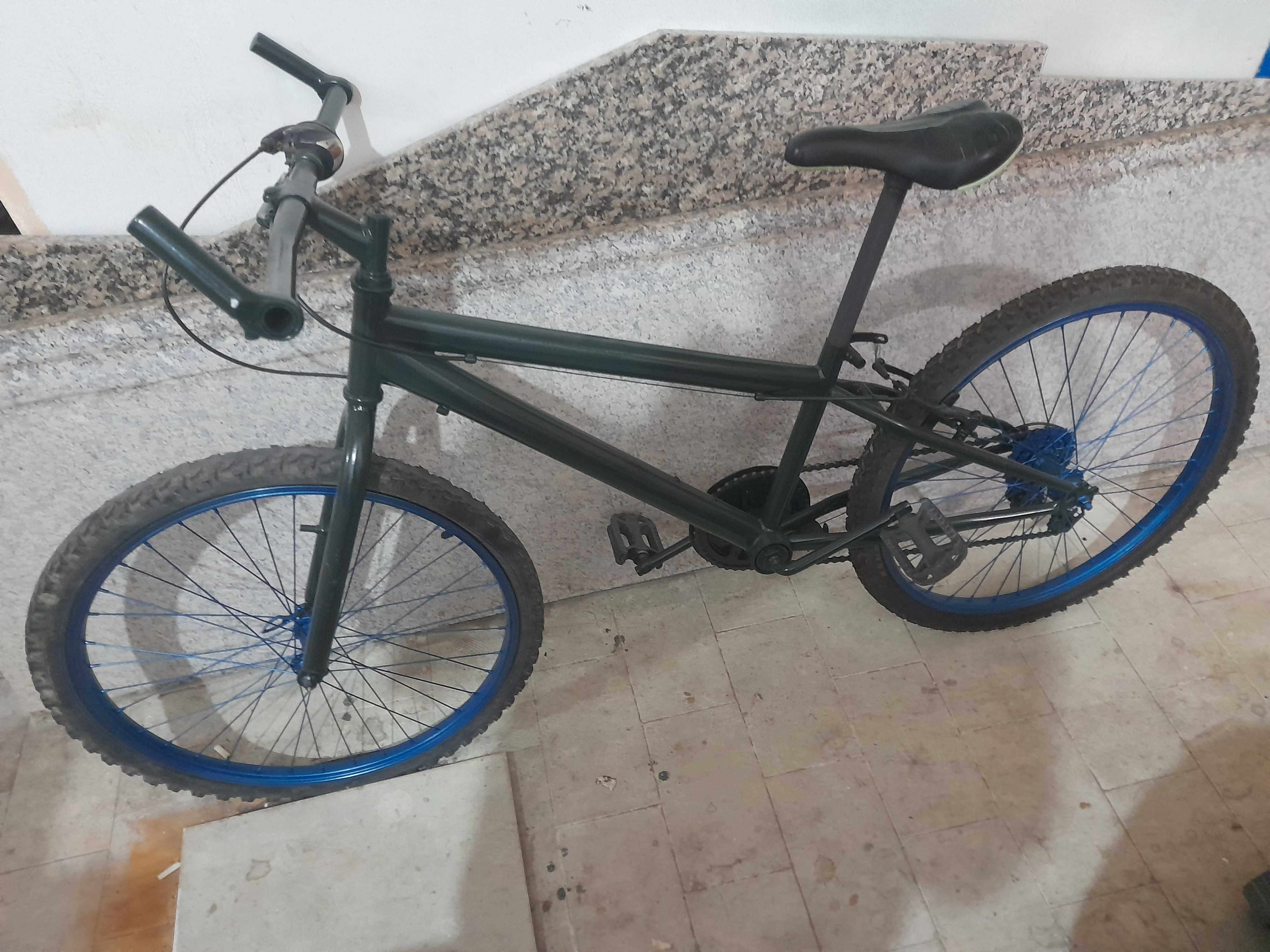 Bicicleta com roda 24