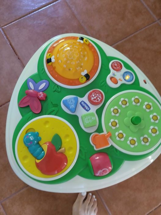 Mesa de brincar da marca Chicco com música cores e animais usada
