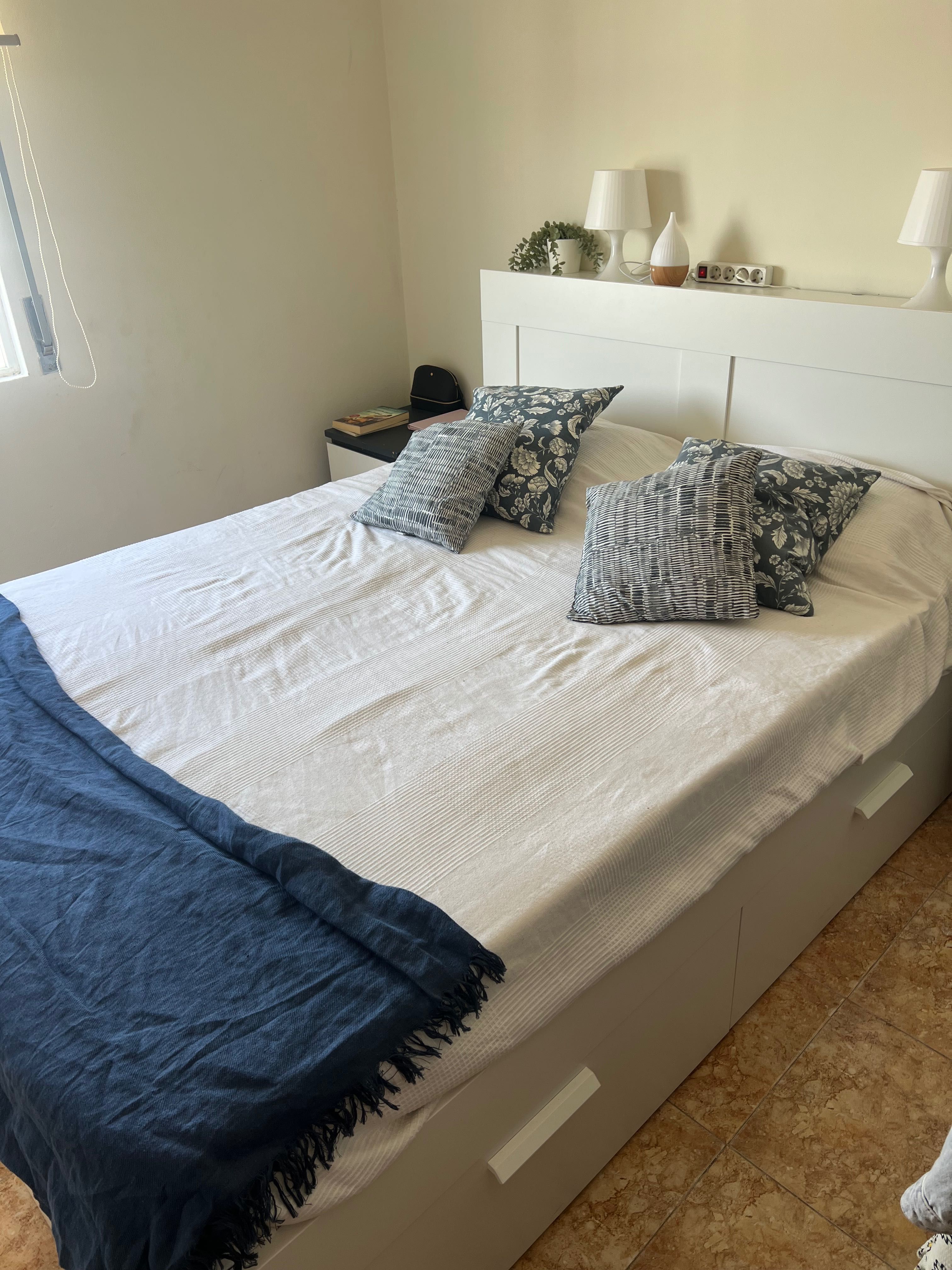 Estrutura de cama em ótimo estado