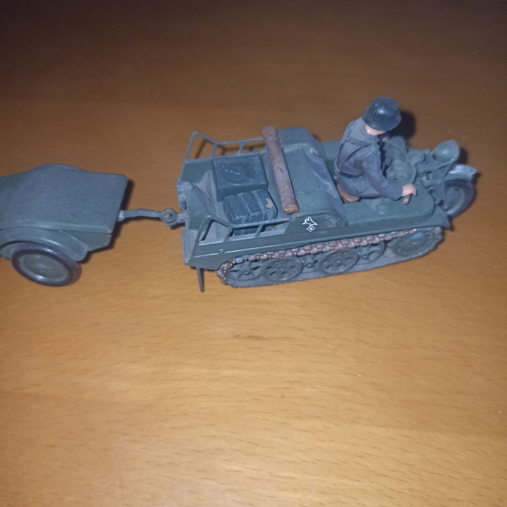 Sd.Kfz.2 Kettenkraftrad 1:35 model  kierowca i 3 szkopów