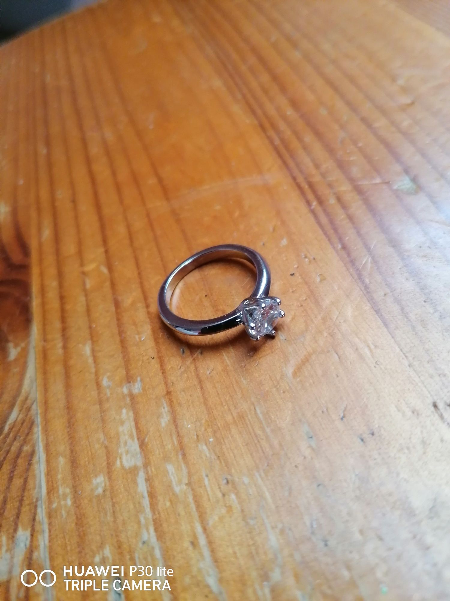 Nowy pierścionek z białym oczkiem zaręczynowy