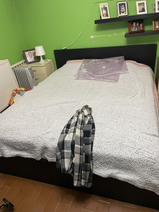 Cama de casal preta do IKEA