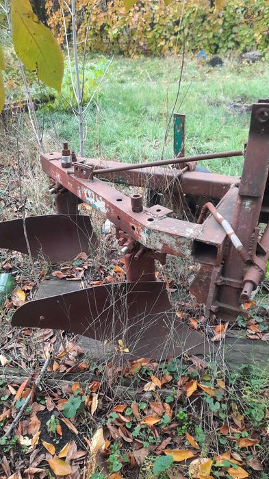 Плуг 2-35 корпуса в рабочем состоянии