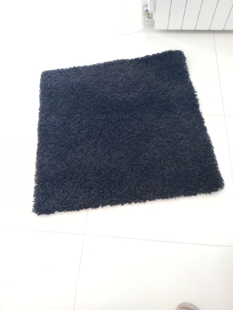 Vendo tapete pequeno em preto quadrado  com as medidas de 0,80 / 0,80