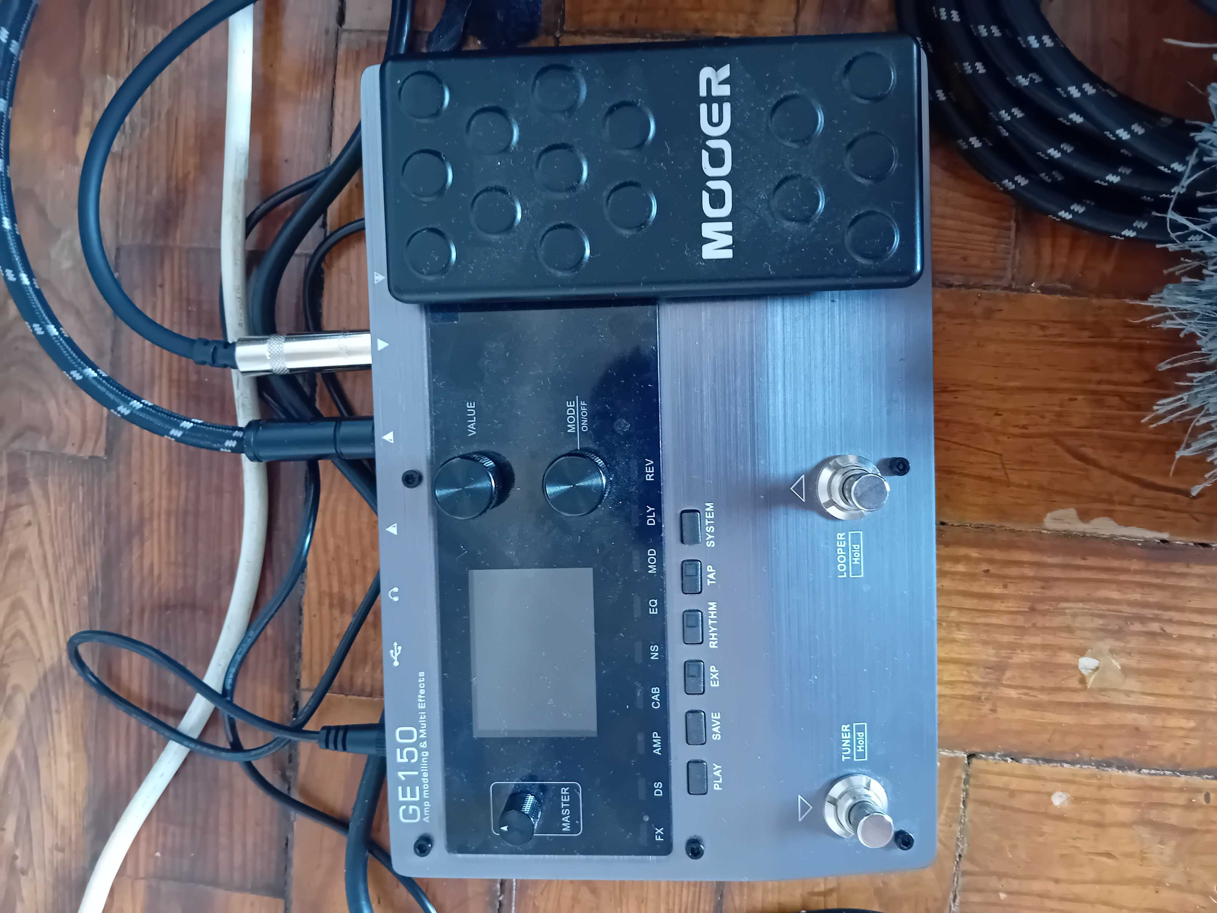 2 guitarras mais pedal de efeito mais caixa amplificada tudo como novo