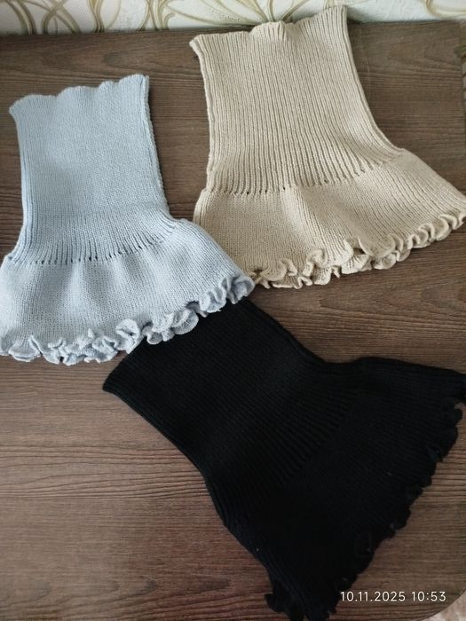 Шарфы, манишки, шапка.