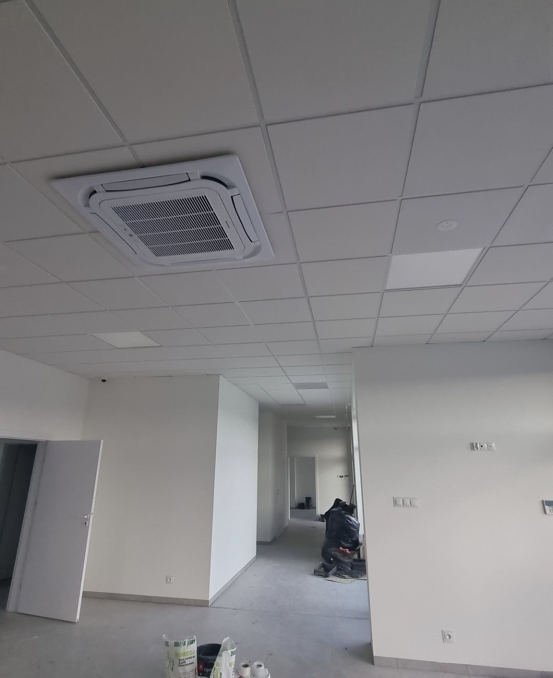 Montaż sufitów podwieszanych, sufitów systemowych