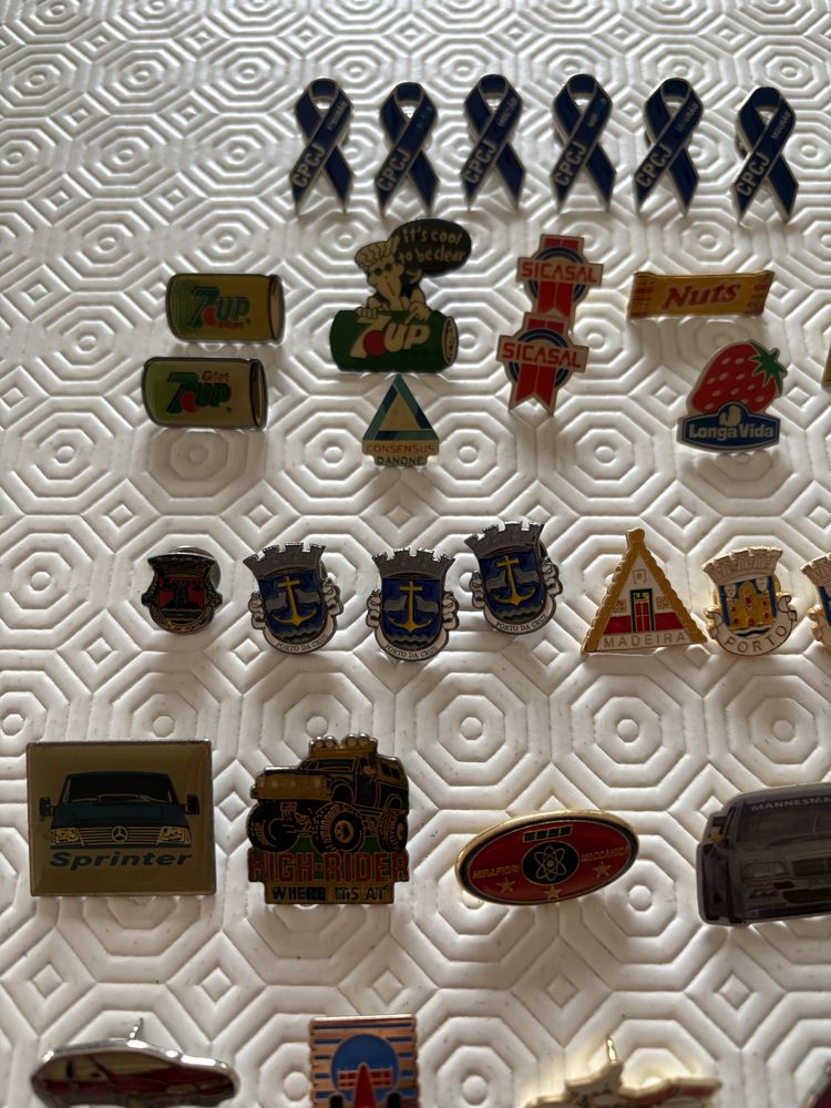 Pins variados.