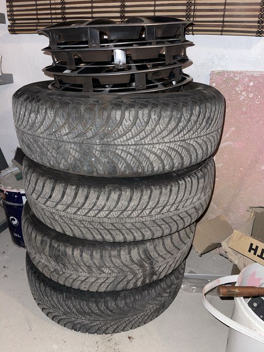 4 pneus Good Year jante 15 C/tampoes