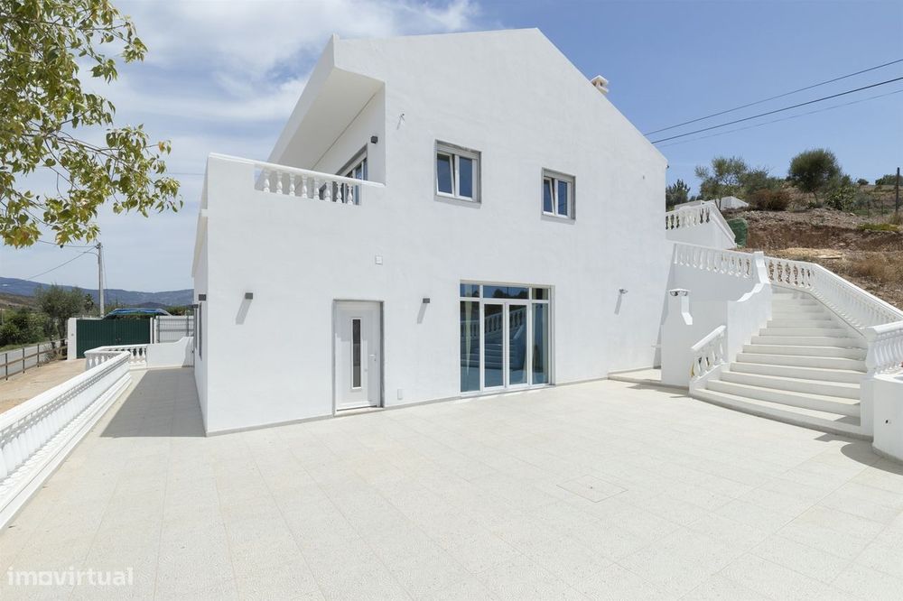 Moradia T4 isolada, completamente renovada, com piscina, no Rasmalho,