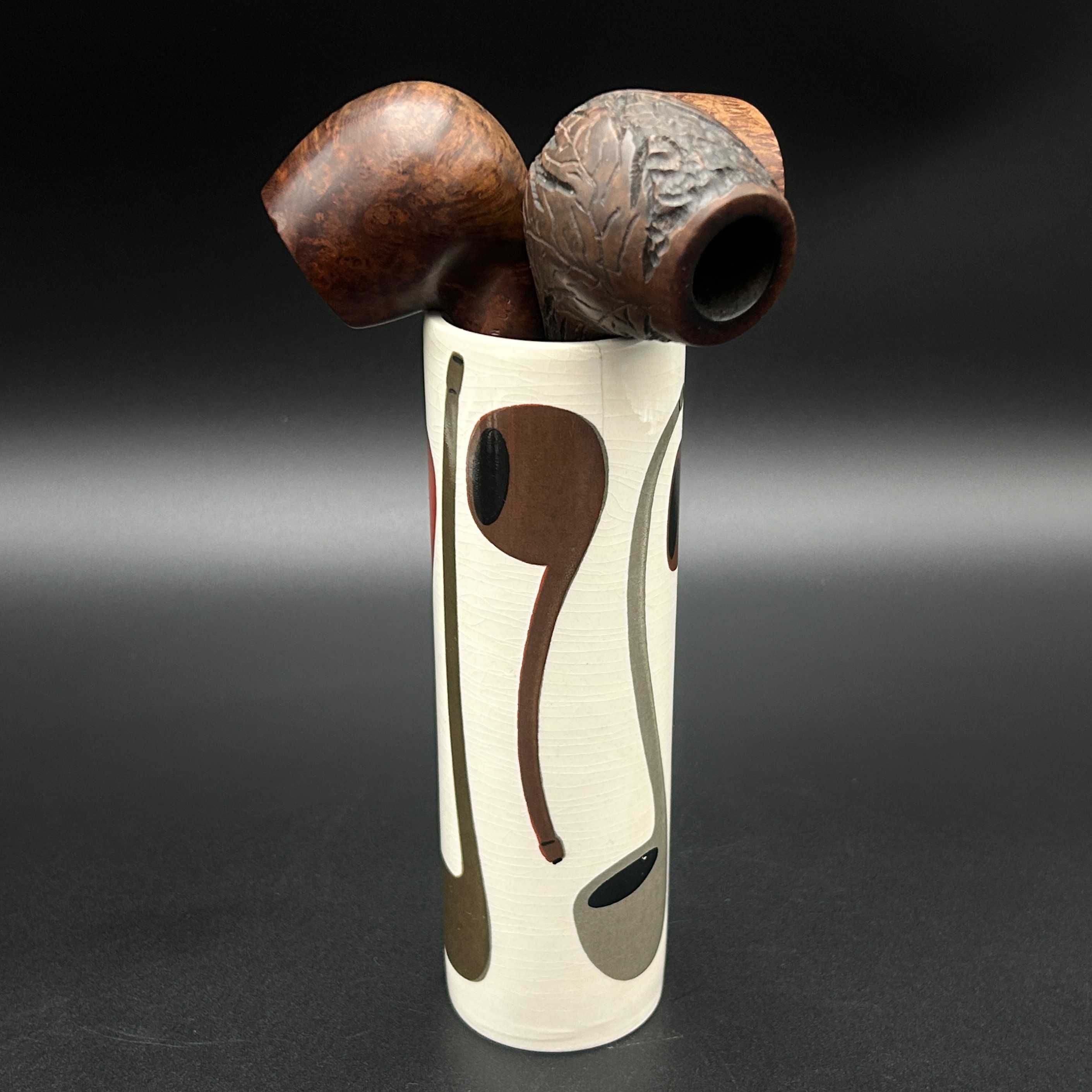 Ceramiczny wazon-wazonik z motywem fajkowym. Lata 60 ubiegłego wieku