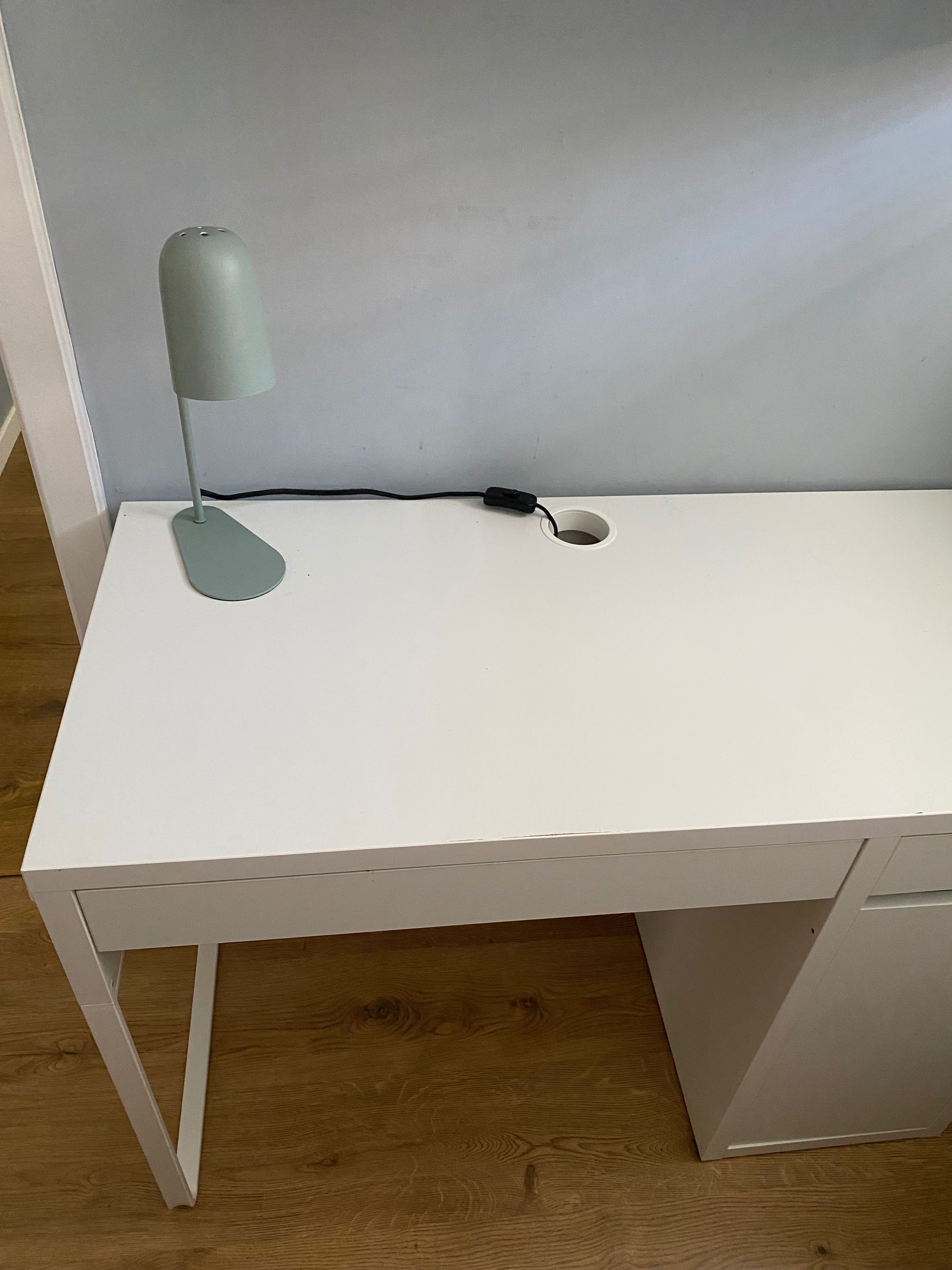 Białe biurko Ikea