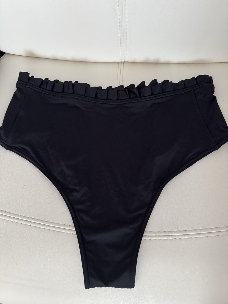 Bikini preto - top com relevo e cuecas com folhos