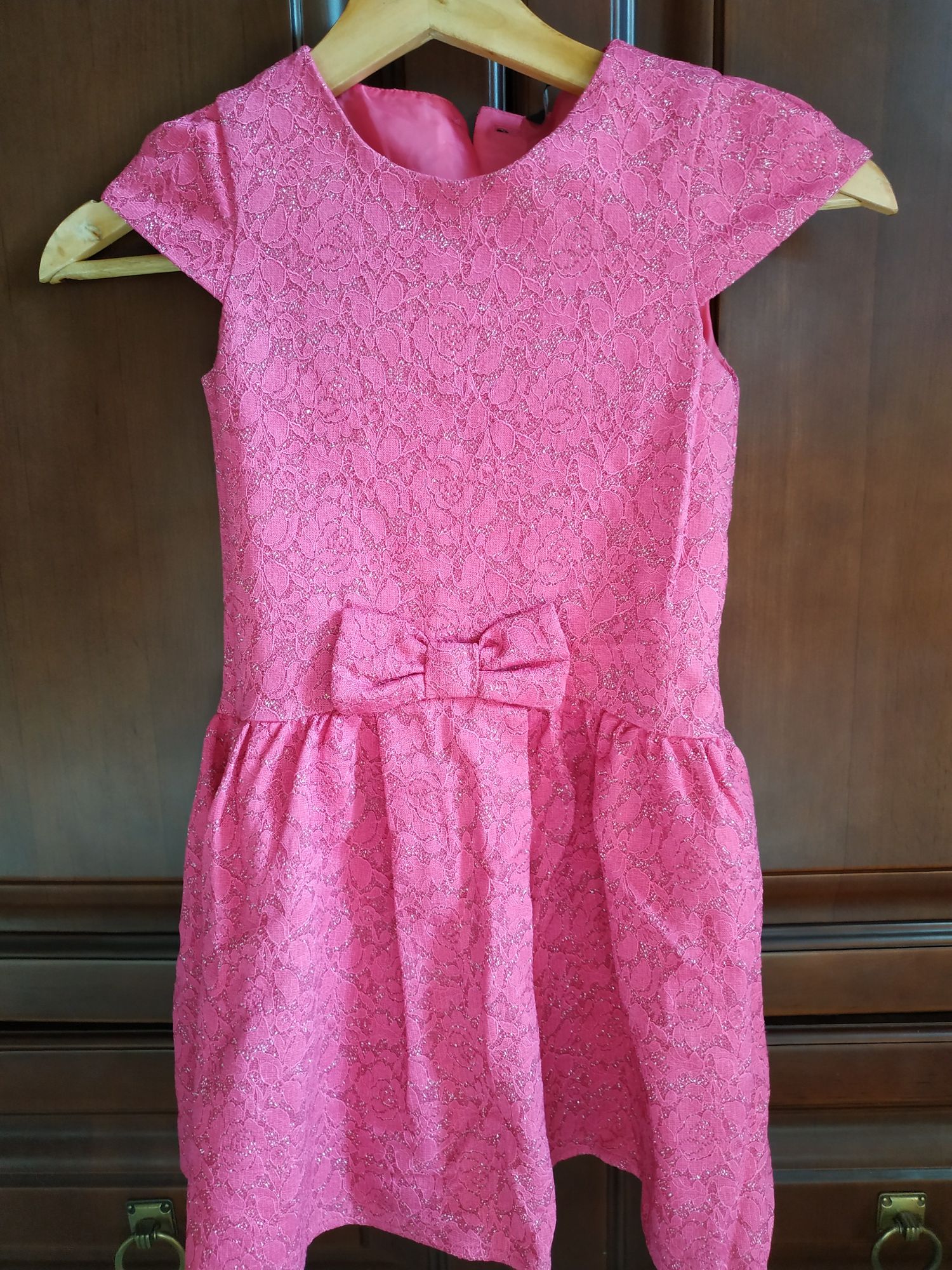Нарядное яркое кружевное розовое с блёстками платье на 3-6 лет
