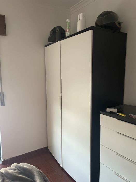 Armario preto e branco grande para quarto