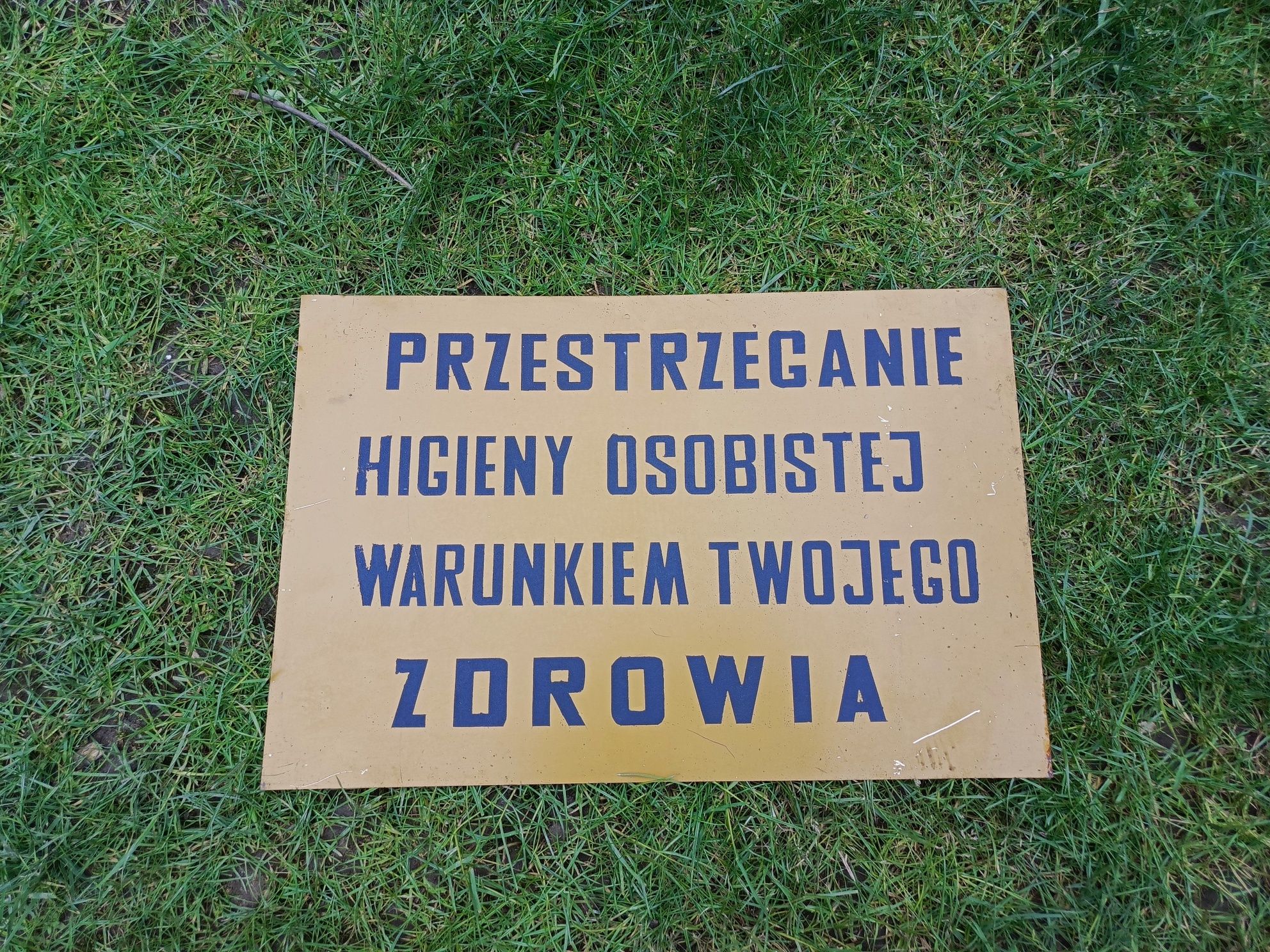 Stara metalowa tablica z PRL-u