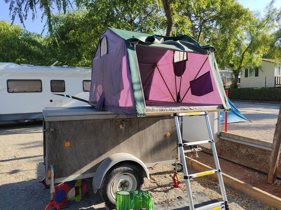 Vendo atrelado com tenda de tejadilho
