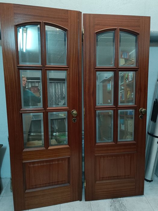 Porta dupla em madeira maciça e vidros