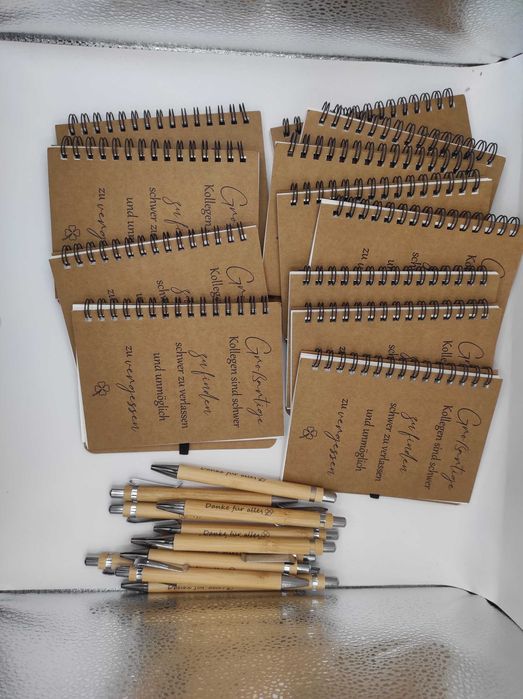 12x kalendarzyk 12x długopis napisy niemieckie na prezent grawer