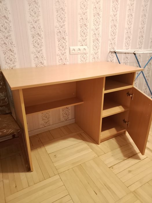 Продам стол компьютерный, стол обед. б/у, кресло, двери