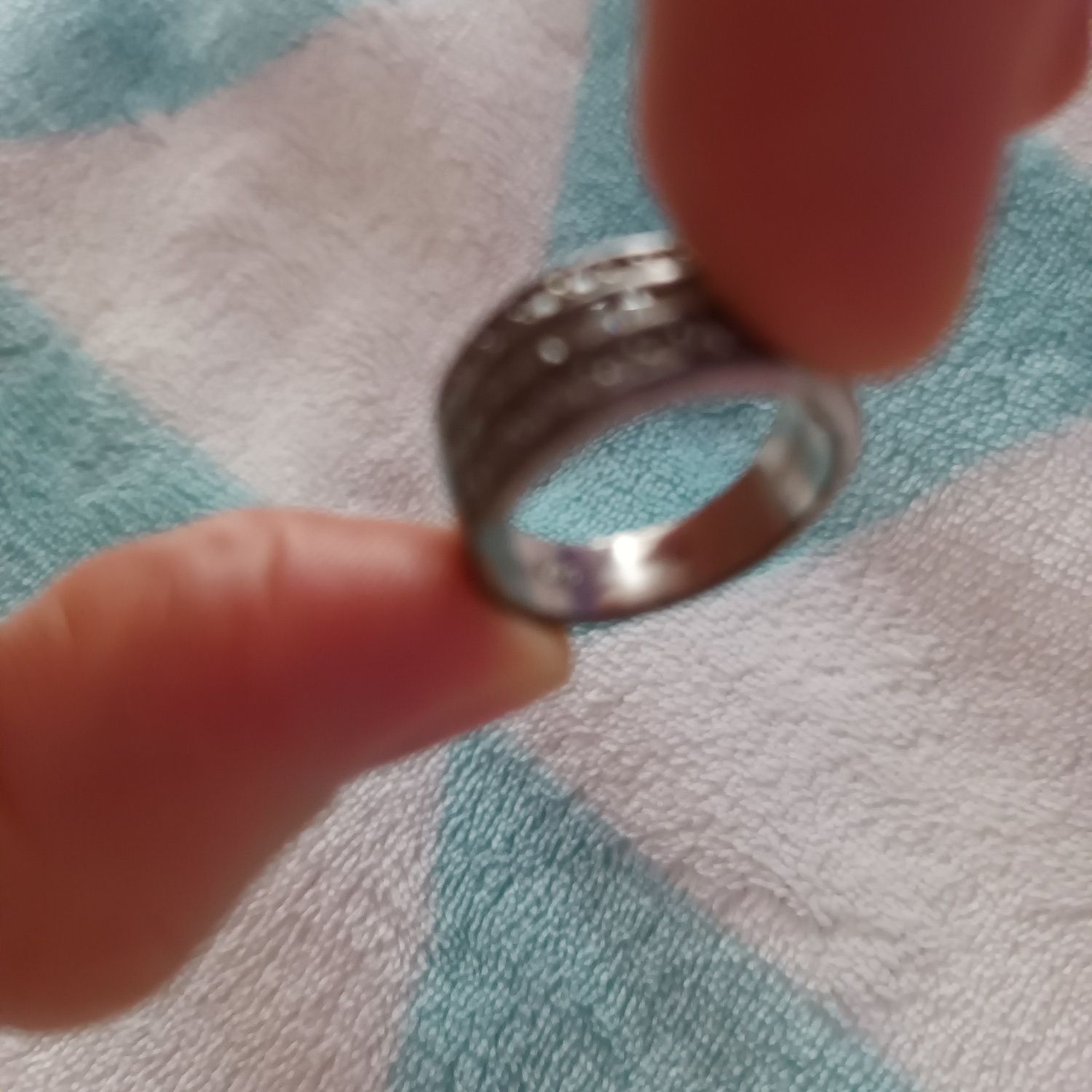 Srebrny pierścionek cyrkonie