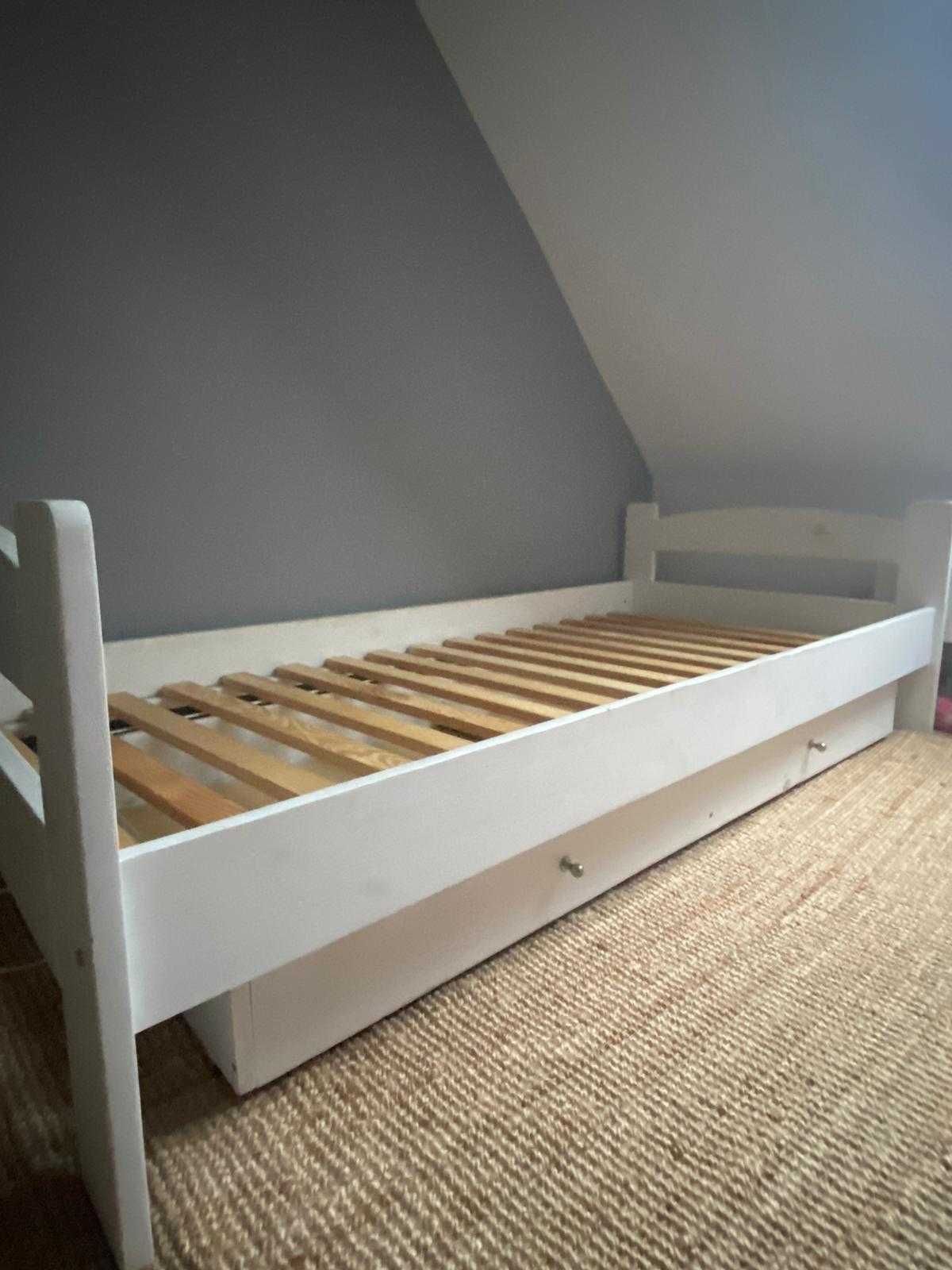 Pełnodrewniana rama łóżka wraz z szufladą na pościel