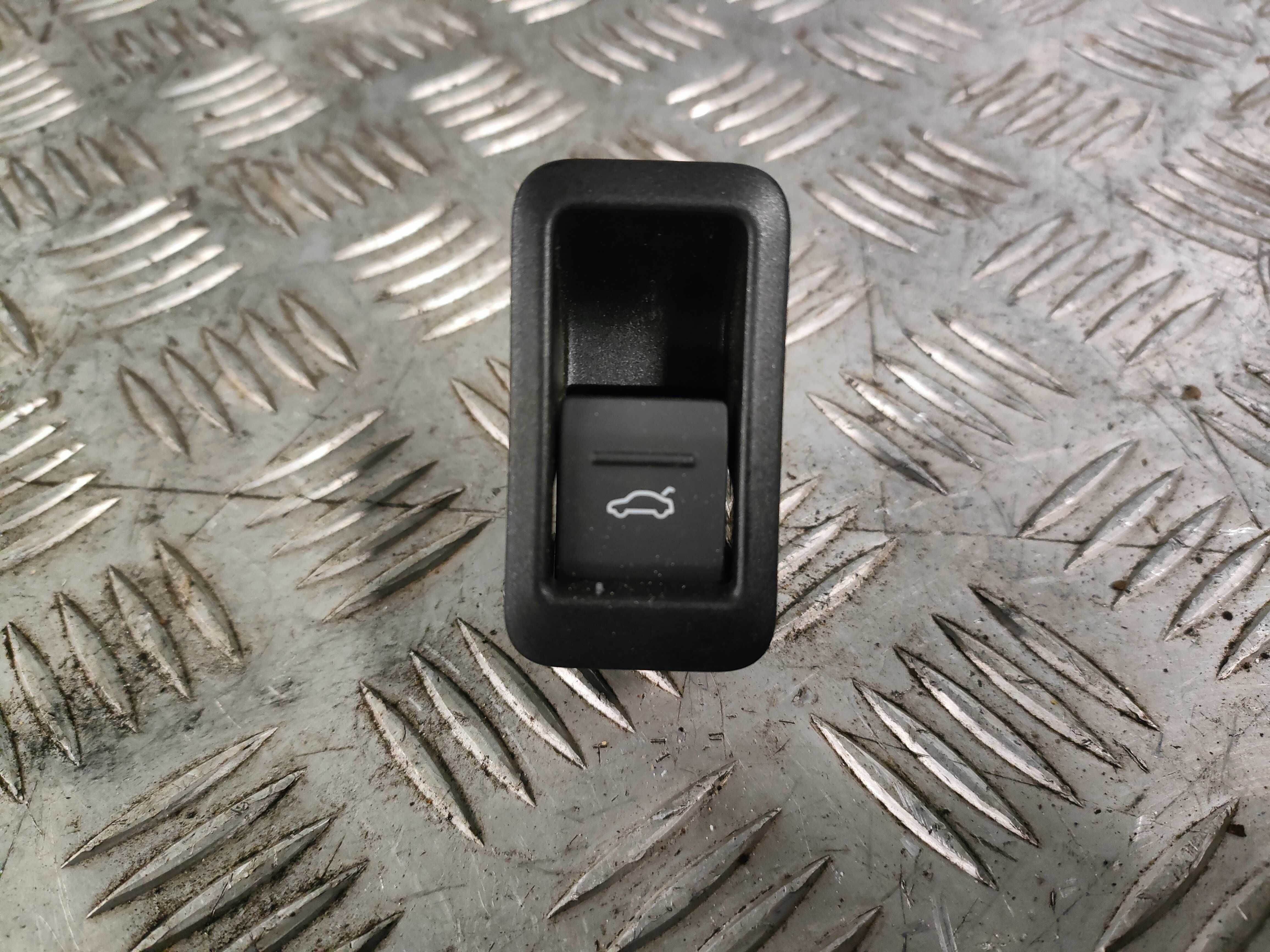 Przełącznik otwierania klapy bagażnika Audi Q3 II 83A
