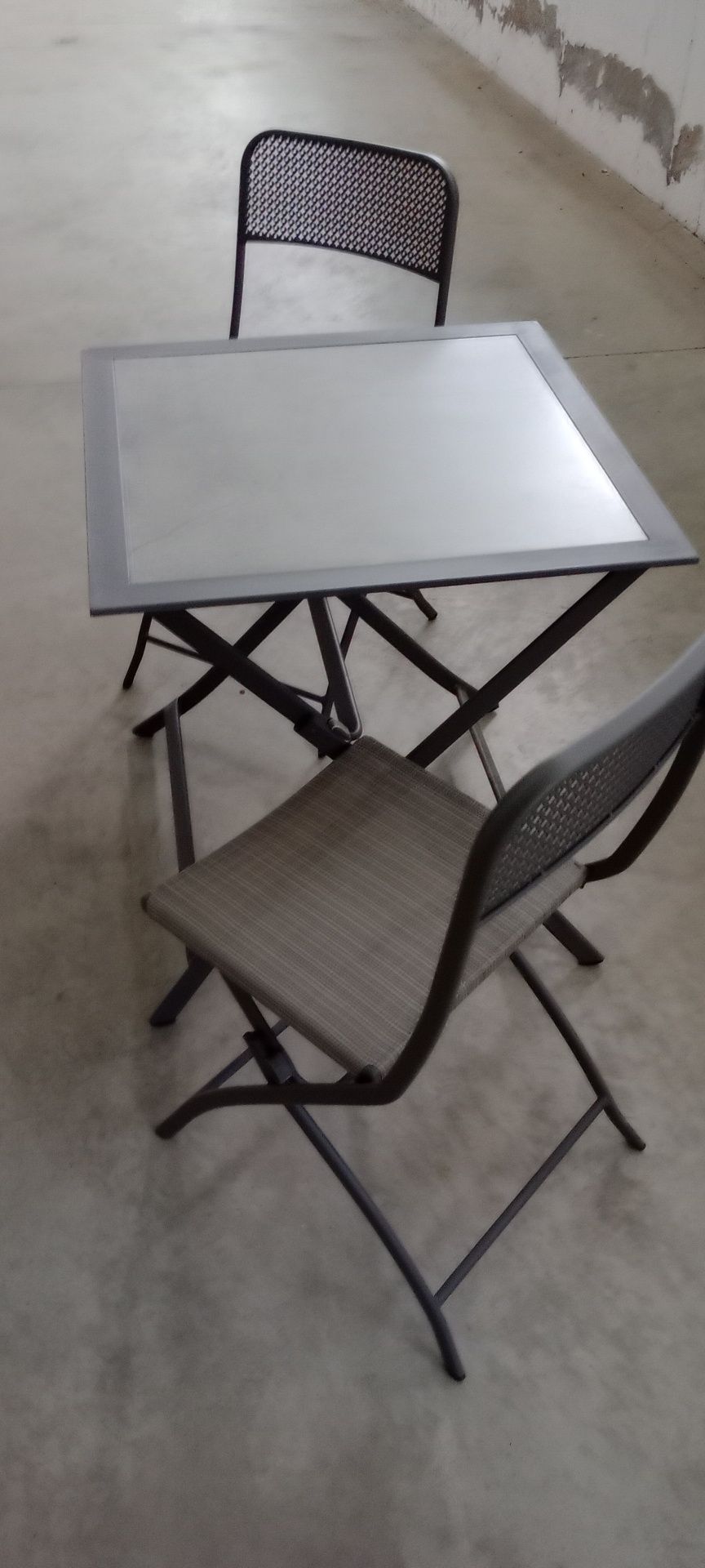 Novo. Conjunto de mesa e cadeiras