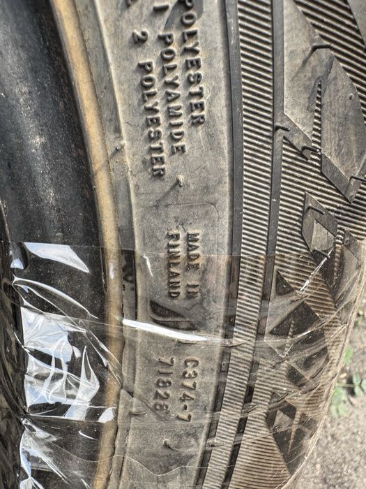 ШиниNokian hakkapelita tyres 215/60/17 с цешка вантажна кінець 22 року