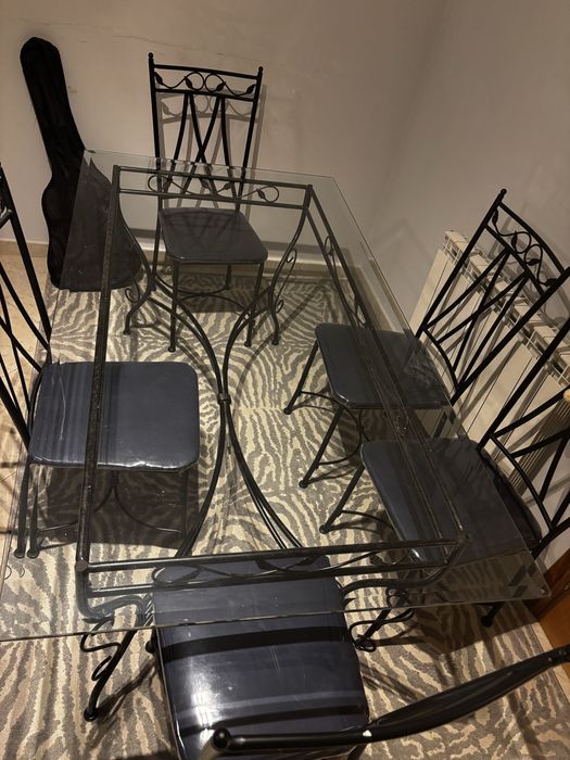 Mesa de 6 lugares com tampo de vidro