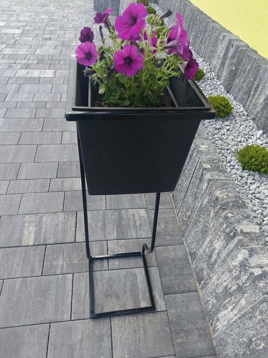 Kwietnik metalowy czarny