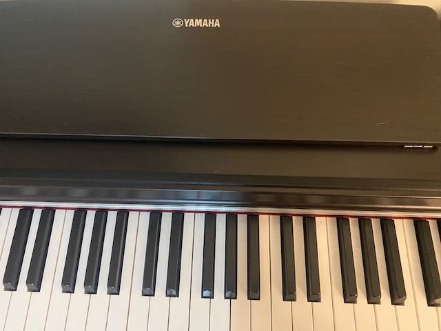 Piano Digital Yamaha Arius YDP142 Pau Rosa Escuro + Banco