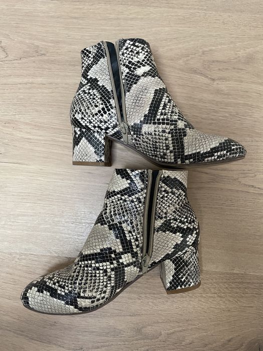 Botins cano baixo padrão imitação