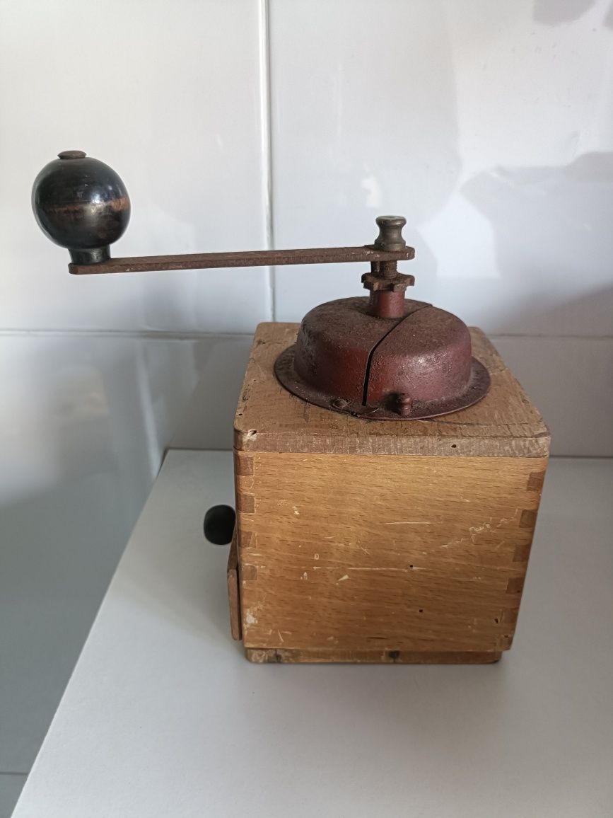 Máquina de moer café antigo