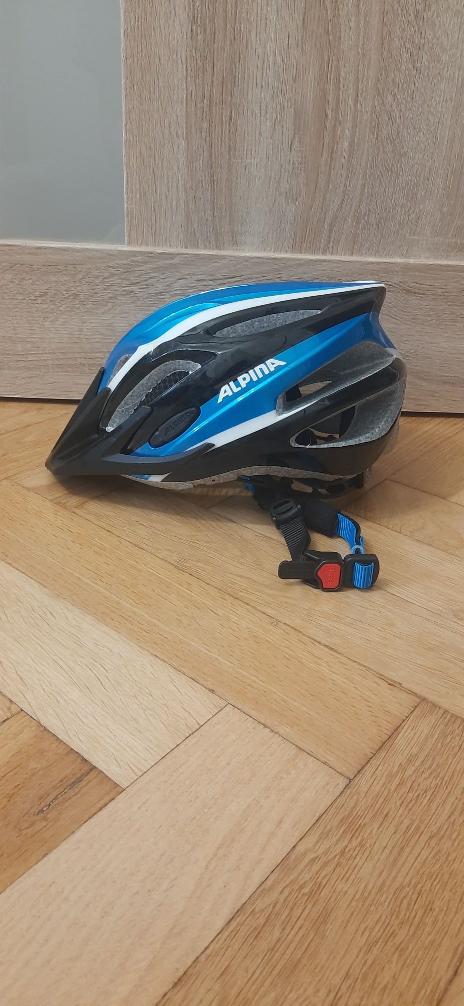 Kask rowerowy z daszkiem