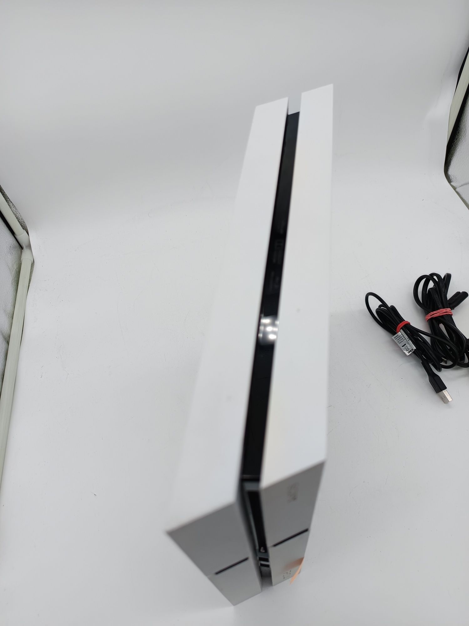 Konsola PlayStation 4 biała CUH-1216A  + 3 gry + pad